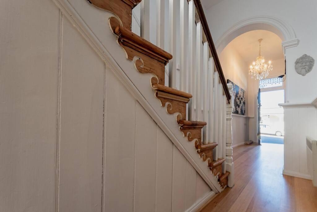 Historic Beauty In The Cbd! Parking And Wifi Apartment Лонсестън Екстериор снимка
