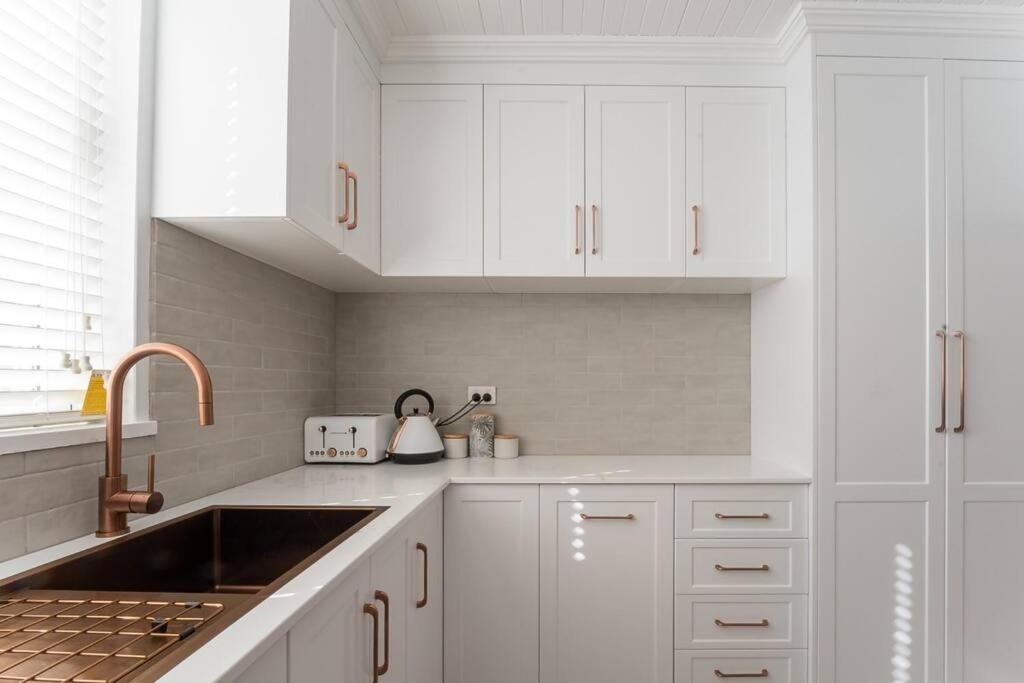 Historic Beauty In The Cbd! Parking And Wifi Apartment Лонсестън Екстериор снимка