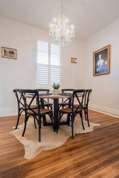 Historic Beauty In The Cbd! Parking And Wifi Apartment Лонсестън Екстериор снимка