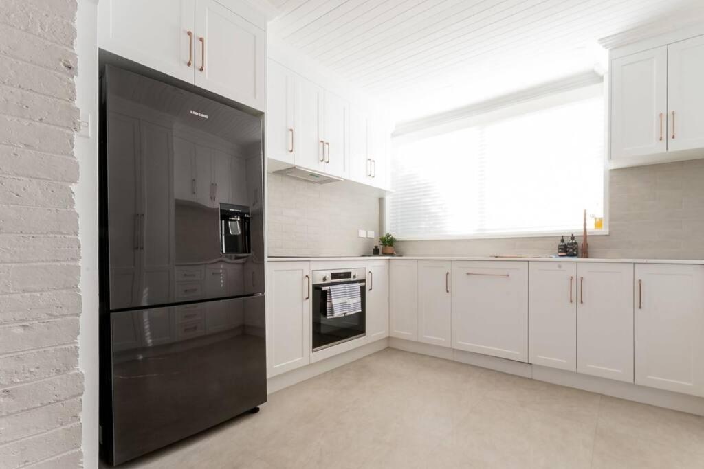 Historic Beauty In The Cbd! Parking And Wifi Apartment Лонсестън Екстериор снимка